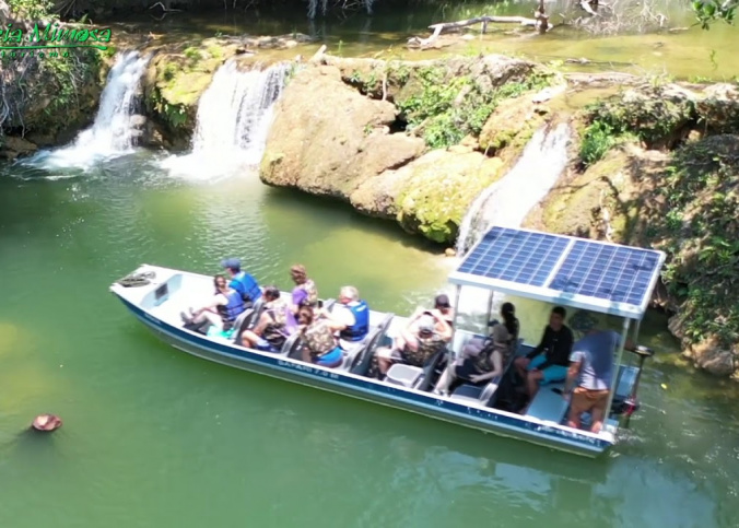 Barco Movido a energia solar / Foto: Estância Mimosa