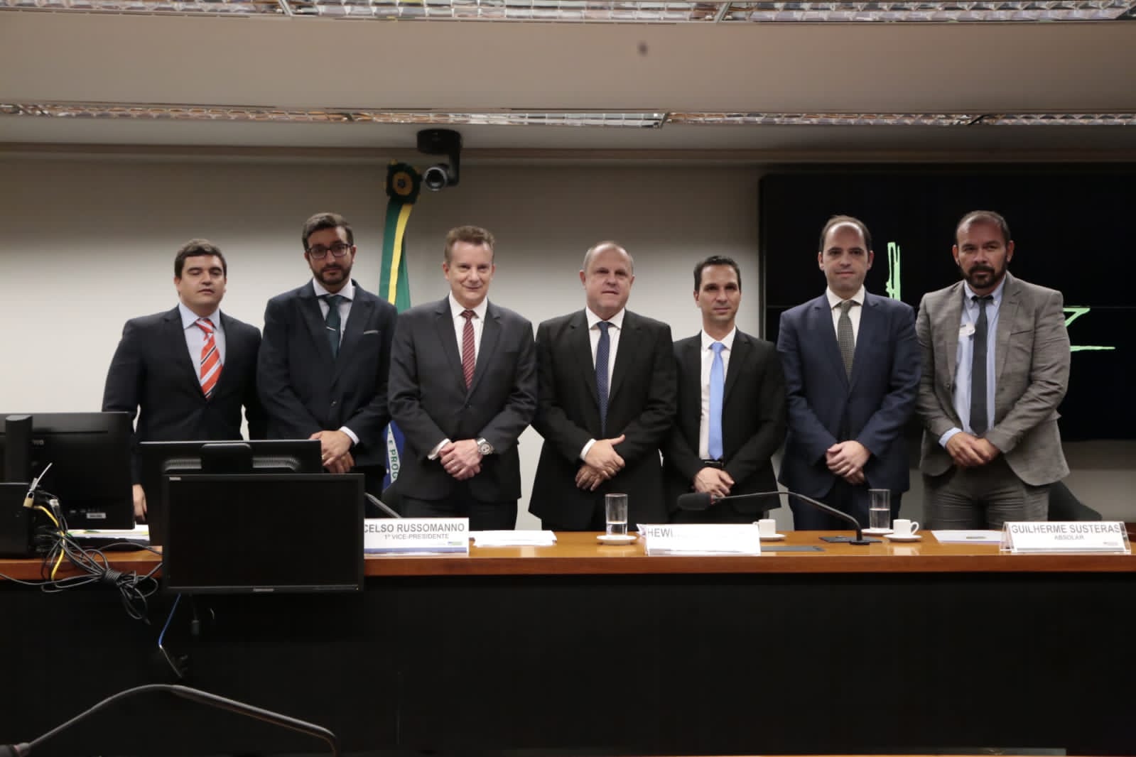 Williman Oliveira - Diretor de Relações Institucionais da APER (1º da direita) com as autoridades na audiência